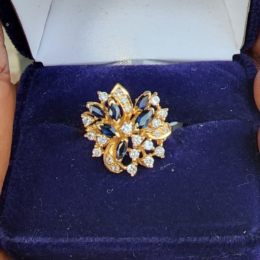 🔥SOLD 🔥18KT SOLID GOLD DIAMOND AND SAPPHIRE CLUSTER RING